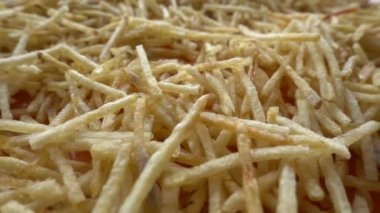 Patates kızartmasının dönüşümlü üst görüntüsü. Kızarmış patates arka planı