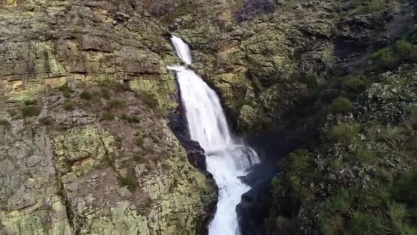 Wild Mountain stream criar cascata e corredeiras agradáveis. Cachoeira entre montanhas rochosas — Vídeo de Stock