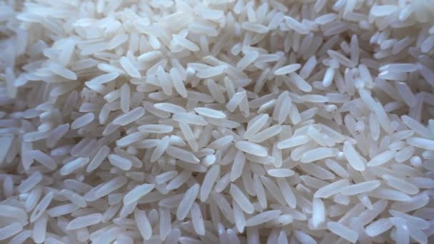 Cercanía de granos de arroz blanco. Montón de arroz. Fondo alimenticio. Alimentación natural macro. Acercar. — Vídeos de Stock