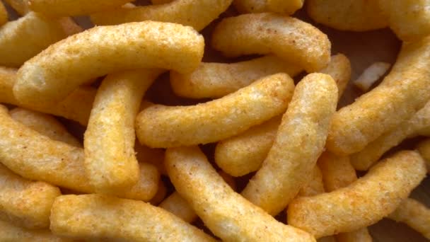 Close up view potato chips in wood table — Stock Video