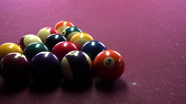 Rompiendo bolas de piscina en bastidor en la formación de ocho bolas — Vídeos de Stock