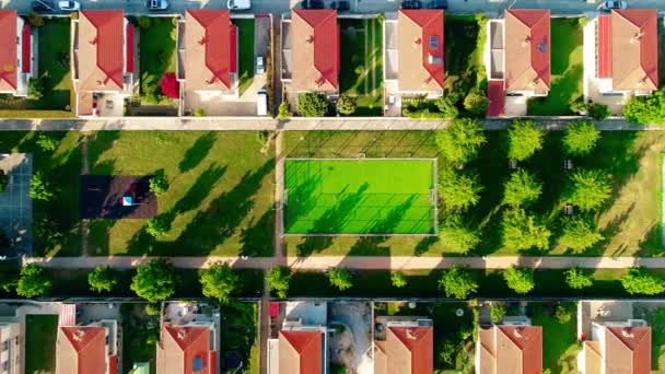 Flygfoto över bostadshus på sommaren — Stockvideo