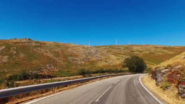 PRIMERA VISTA DE PERSONA Conduciendo por un camino recto y vacío — Vídeos de Stock