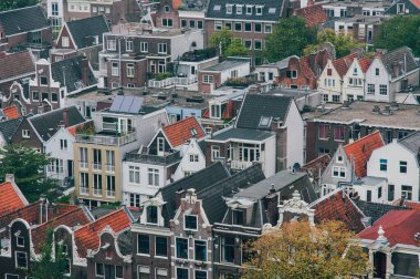 Bir sonbahar günü yukarıdan tipik Amsterdam evleri ve çatıları. Çatıların yakın görüntüsü.