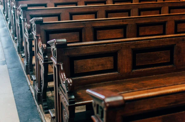 Holzbänke Einer Kirche Und Handgefertigt Schön — Stockfoto