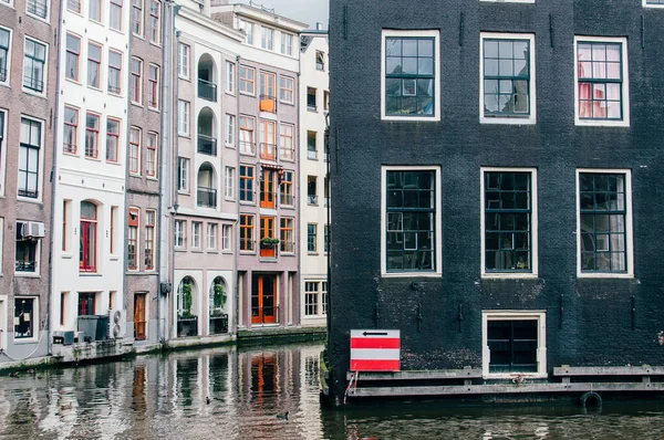 Casas Clássicas Localizadas Canal Amsterdã Holanda Iwith Sinal Vermelho Branco — Fotografia de Stock