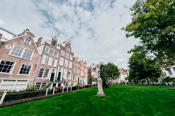 Begijnhof Amsterdã Com Uma Estátua Meio Grama Cercada Por Edifícios — Fotografia de Stock