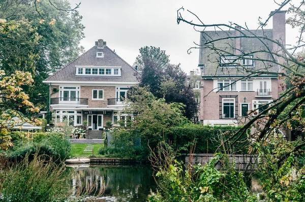 Casas Residenciais Vondelpark Amsterdam Holanda Com Árvores Parque Canal Barco — Fotografia de Stock