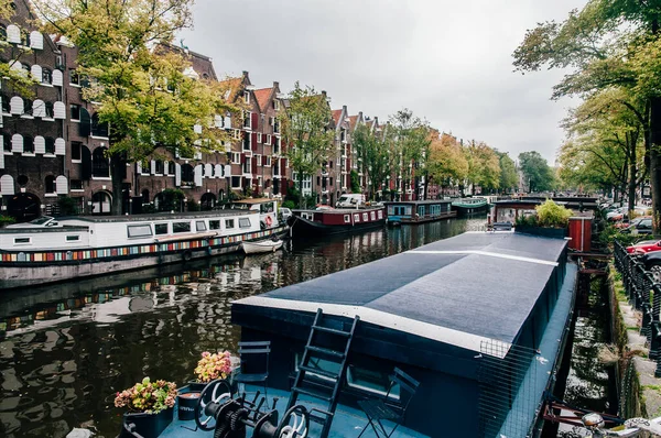 Canal Amsterdã Países Baixos Com Várias Casas Flutuantes Reflexos Água — Fotografia de Stock