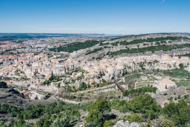Cuenca İspanya 'da nehir ve klasik evlerle klasik yel değirmeni