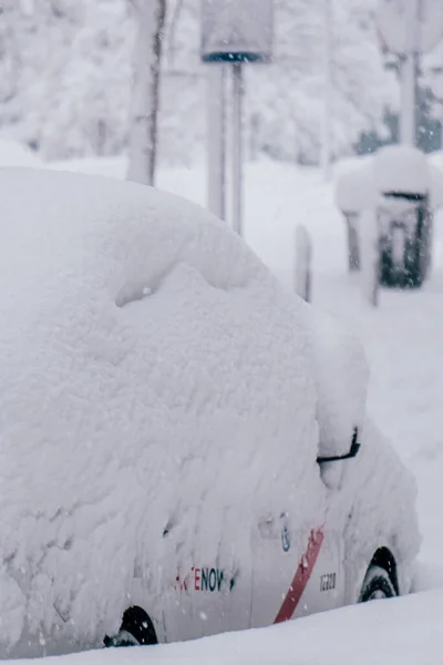 スペイン マドリード 2021年1月 フィロメナ ストームの影響で首都のタクシーは30 Cm以上の雪で覆われています 車の中で無料の広告 — ストック写真