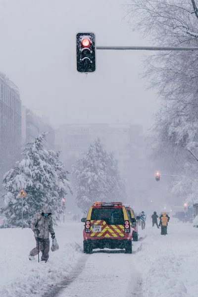 2021年1月 西班牙马德里 由于菲洛米娜风暴 消防车在街中央被雪覆盖 红色轿车 — 图库照片