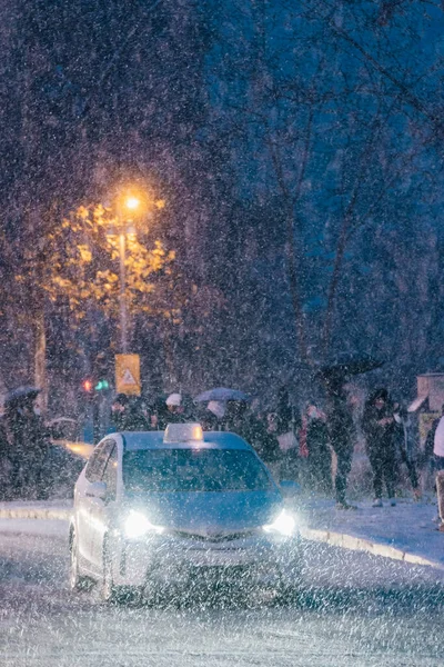 Madri Espanha Janeiro 2021 Táxi Sob Forte Neve Devido Tempestade — Fotografia de Stock