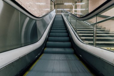 Tamirci merdivenleri ve sağda merdivenler var, kadrajda kimse yok. Fotoğraf düşük açıdan çekilmiş. En üstteki güvenlik kamerası..