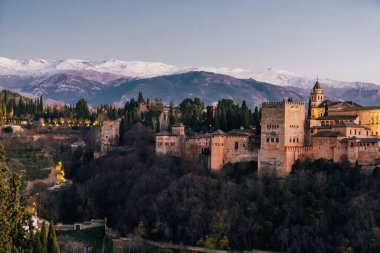Gün batımında Granada 'daki Alhambra Sarayı. Eski kale, Müslümanlar. San Nicolas 'tan beri dağlarda kar var.