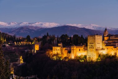 Geceleri Granada 'daki Alhambra Sarayı' nda. Eski kale, Müslümanlar. San Nicolas 'tan beri dağlarda kar var.
