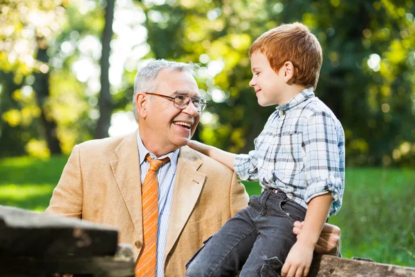 Großvater und Enkel im Park — Stockfoto