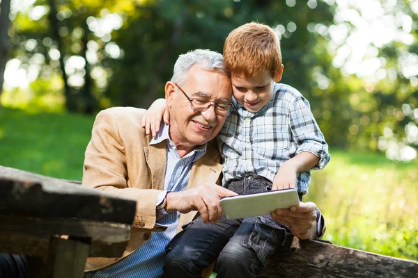 Großvater und Enkel im Park — Stockfoto