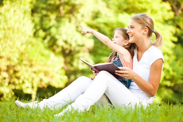 Leisure time in park — Stock Photo, Image