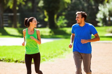 genç bir çift koşu