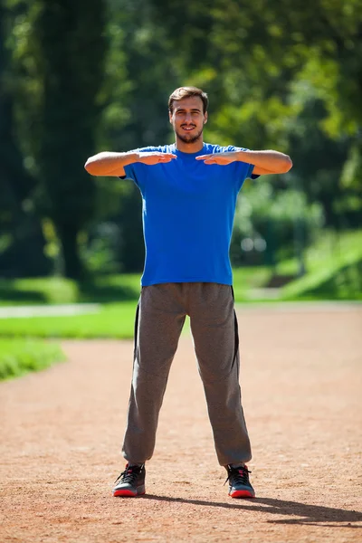 Sträcker sig före jogging — Stockfoto