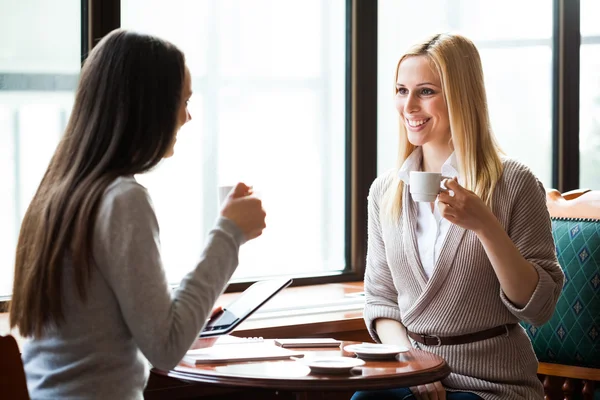 Donne in caffè — Foto Stock