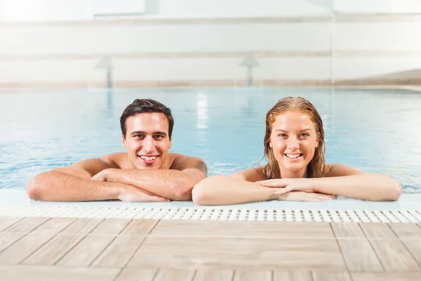 Paar im Schwimmbad — Stockfoto