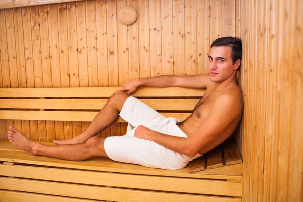Człowiek w saunie — Zdjęcie stockowe