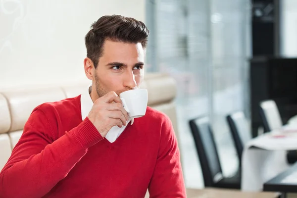 Mann im Café — Stockfoto