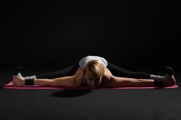 Kvinna utövar yoga — Stockfoto