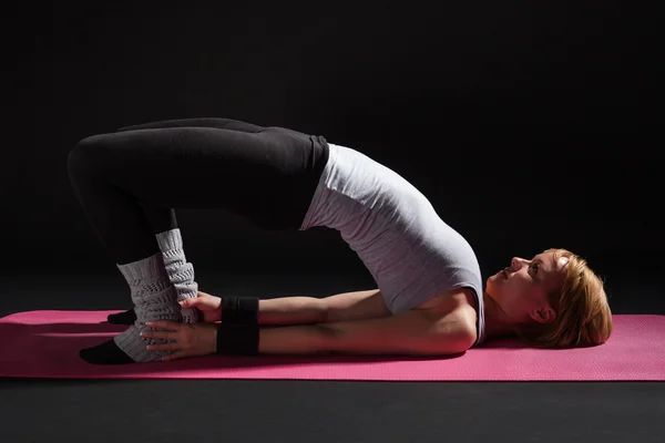 Wanita berlatih yoga — Stok Foto