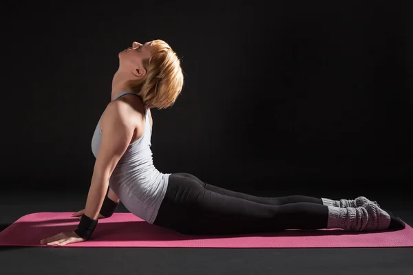 Wanita berlatih yoga — Stok Foto