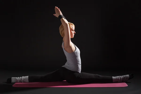 Kvinna utövar yoga — Stockfoto