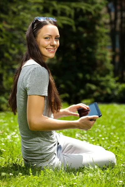 Frau im Park — Stockfoto