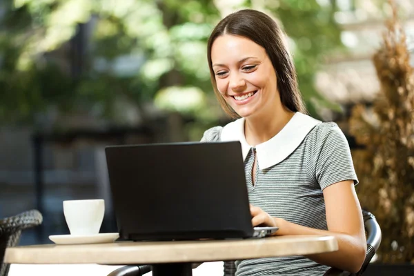 Mujer en la cafetería — Foto de Stock