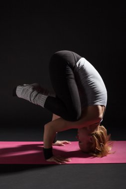 Yoga yapan kız