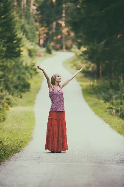 Mujer feliz viajando — Foto de Stock