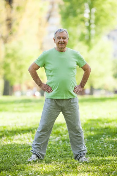 Hombre mayor activo — Foto de Stock