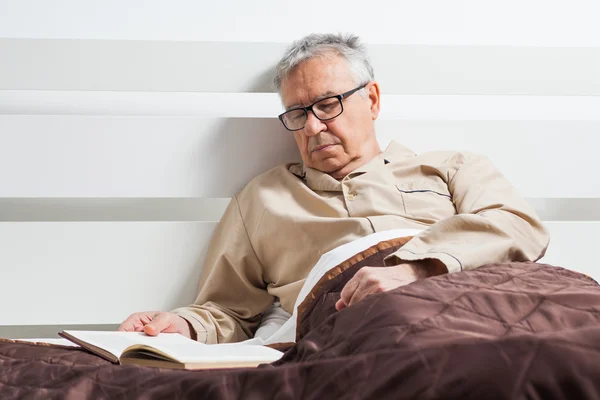 Senior man sleeping — Stock Photo, Image