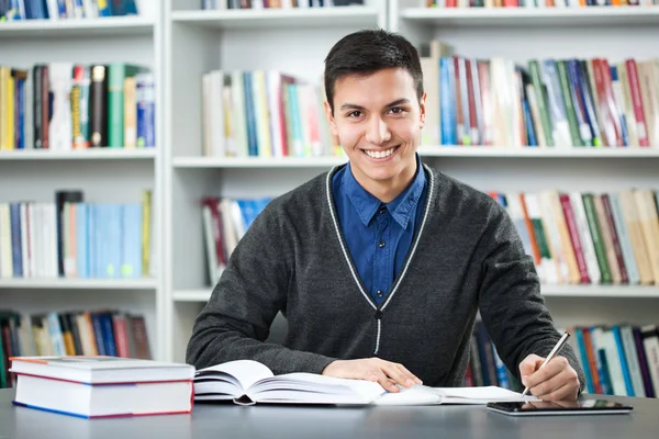 Studente in biblioteca — Foto Stock