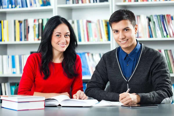 Studenten in de bibliotheek — Stockfoto