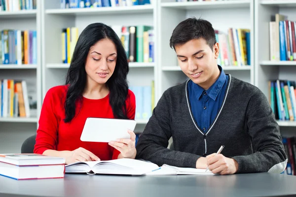 Studenten in de bibliotheek — Stockfoto