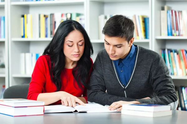 Studenten in de bibliotheek — Stockfoto