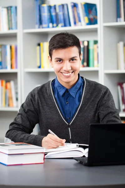 Student in der Bibliothek — Stockfoto