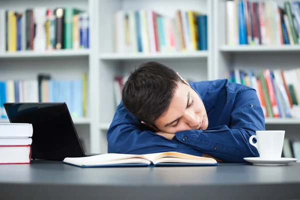 Estudante na biblioteca — Fotografia de Stock