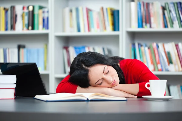 Estudiante en biblioteca — Foto de Stock