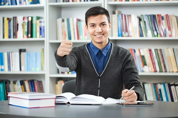 Studente in biblioteca Immagine Stock