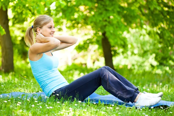 Sportieve vrouw in park — Stockfoto