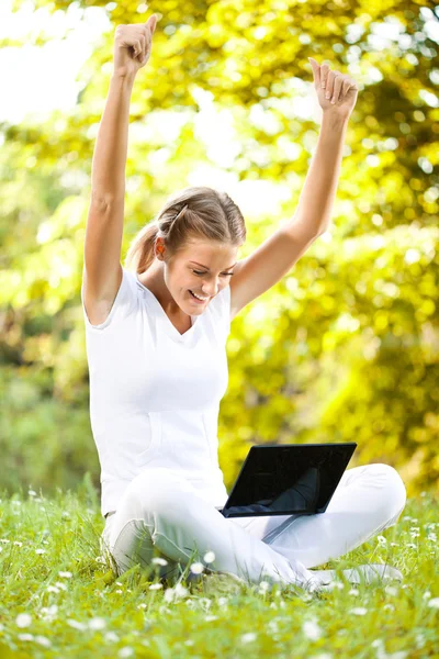 Frau im Park — Stockfoto