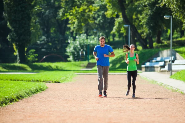 Jovem casal jogging — Fotografia de Stock